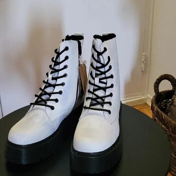 LADIES WINTER BOOTS NEW!! - Picture 1 of 2